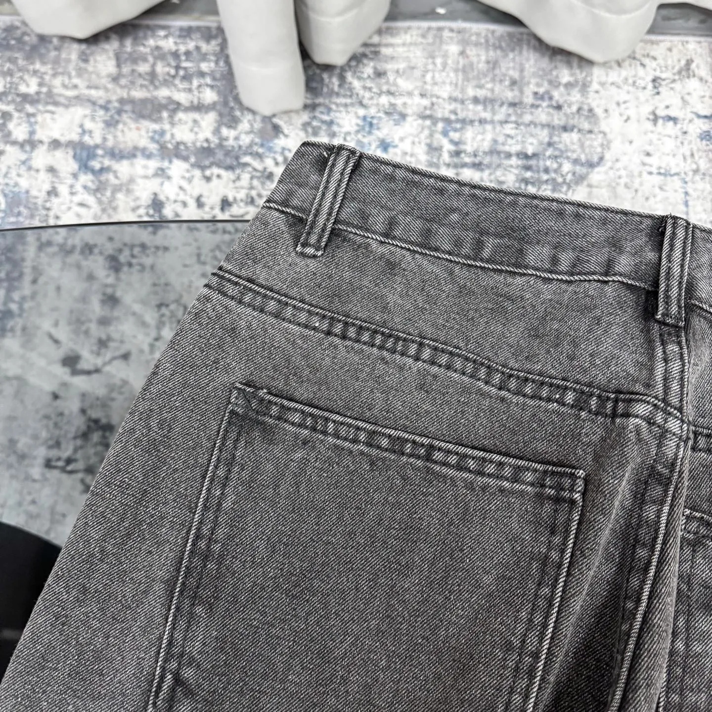 P280 Chrome Hearts city-limited flame black and white leather jeans need to be washed after the finished product is disassembled and hand-made with sheepskin cross leather and then spliced ​​together. The whole piece has too many craftsmanship to explain. The cabinet price is 34W+, the patchwork is decorated with cross flowers, and the high-waisted washed jeans! ! Absolutely high-end luxury products, 8W+ level god-level single products, super popular products, made with top heavy industry, a magic weapon that cannot be missed. About Kroxin This is an extremely luxurious fashion brand, which can also be called the aristocrats of the high street. It has always been an exclusive brand for some hipsters or rich second generation. Compared with ordinary high streets, it is more luxurious and noble. Compared with luxury brands, it has a more fashionable personality and has always been a brand that I have a special liking for. Size: 28 30 32 34 (corresponds to S-XL) Size chart: 28 Waist 76 Pants length 104 Hips 98 30 Waist 80 Pants length 105 Hips 102 32 Waist 84 Pants length 106 Hips 106 34 Waist 88 Pants length 107 Hips 110